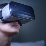 بين الواقع الافتراضي والحياة الحقيقية